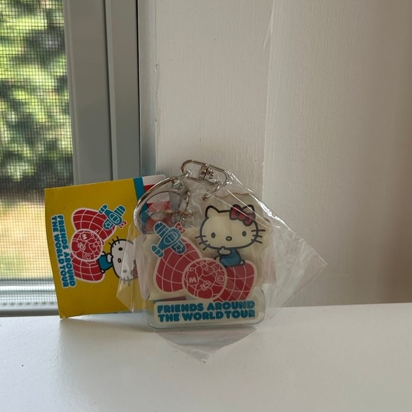 NWT friends around the world hello tour kitty keychain - Picture 1 of 1